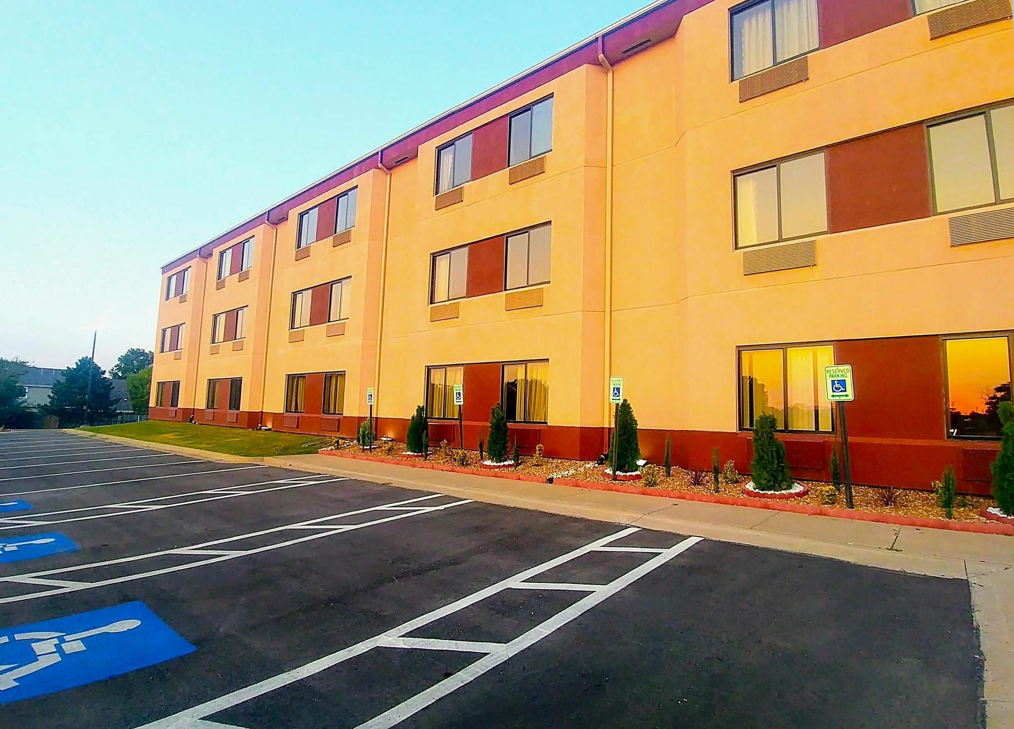 Americas Best Value Inn And Suites Lee'S Summit-Kansas City Eksteriør bilde